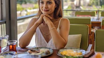 Petit déjeuner et déjeuner servis sur place, spécialités Cuisine turque