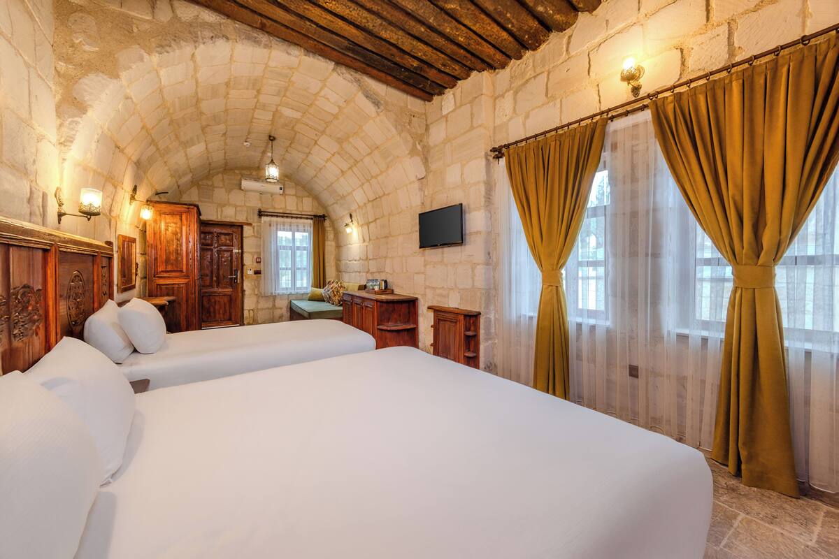 deluxe triple cave suite | premium bedding, pillow-top beds, minibar, in-room safe