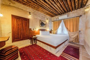 Classic Cave Suite  | Premium bedding, pillow-top beds, minibar, in-room safe