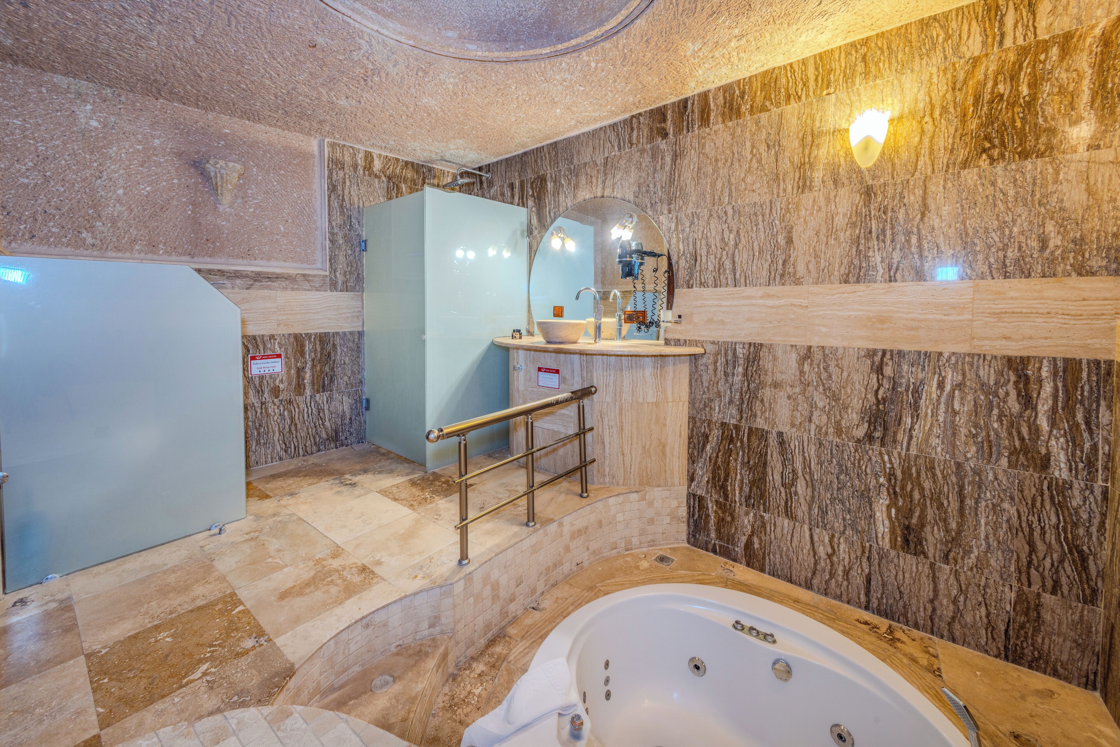 Classic Cave Suite  | Bad | Separat badekar og dusj, boblebad og regndusjhode