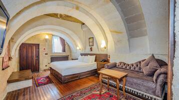 Luxury Cave Suite | Roupas de cama premium, camas com colchões pillow-top, frigobar