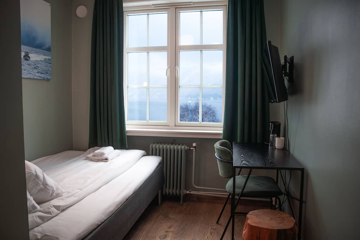 Blackout curtains, cots/infant beds, bed sheets, wheelchair access
