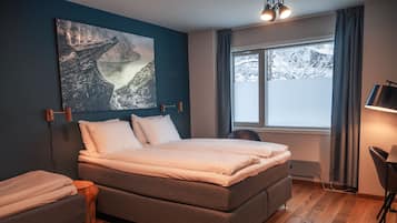 Dobbeltrom – familie, tilgjengelighetstilpasset (Plus) | Senger med overmadrass, blendingsgardiner, barnesenger og sengetøy