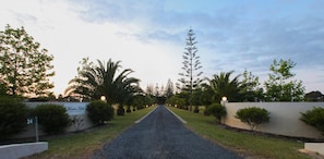 Un camino que lleva a un edificio con un cartel que dice 'Martin Field Beach Retreat'.