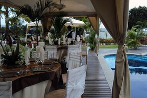 Outdoor dining - Casa Ceibo Boutique Hotel & Spa (Bahia de Caraquez)