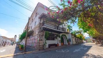 Vista frontal de la propiedad