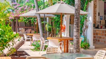 Utendørsbasseng og solsenger