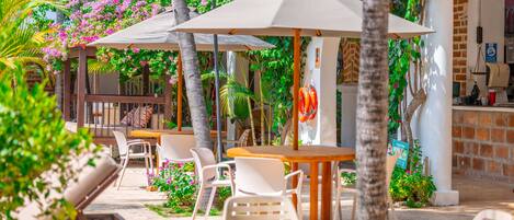 Kolam renang outdoor, dengan kursi berjemur