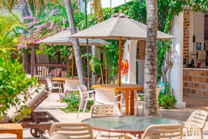 Een buitenzwembad, open van 07.00 uur tot 22.00 uur, en ligstoelen