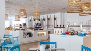 A modern hotel lobby with a central bar area, seating arrangements, and decorative lighting. - BLUESEA Gran Playa (Sant Llorenc des Cardassar)