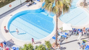 3 Außenpools, Sonnenschirme, Liegestühle