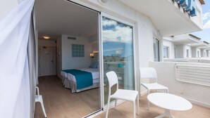 A balcony with a bed, a chair, and a table. - BLUESEA Gran Playa (Sant Llorenc des Cardassar)