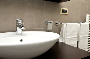 淋浴设施、免费洗浴用品、吹风机、坐浴桶