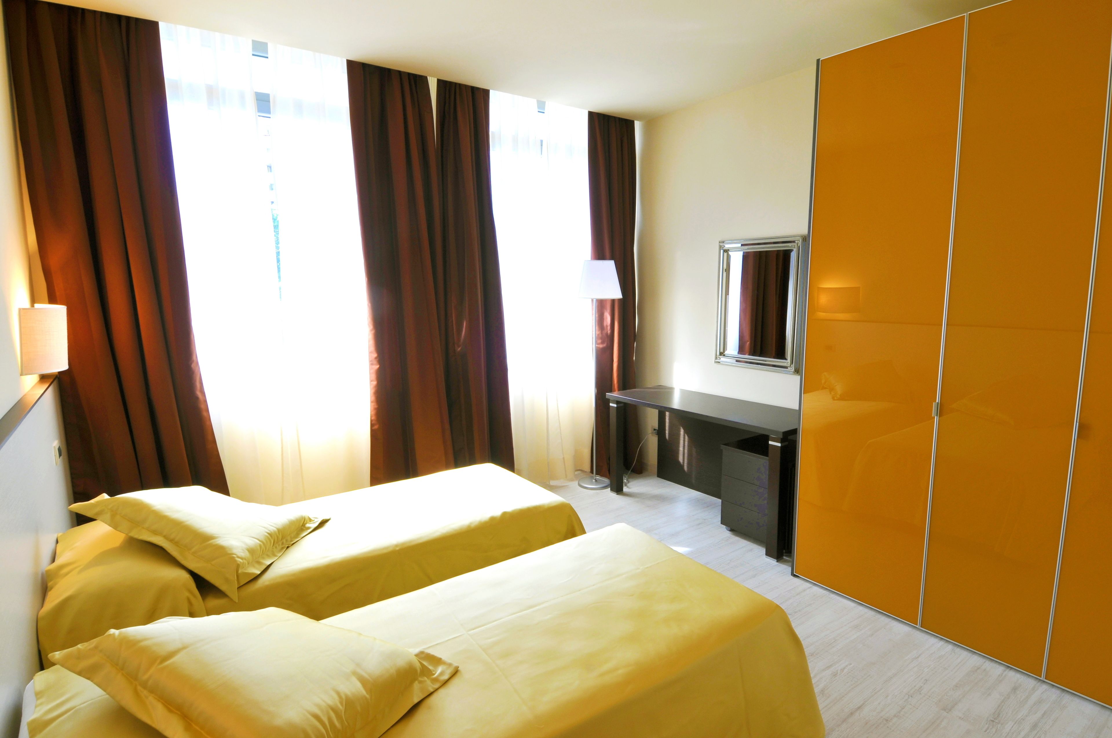 1 slaapkamer, een kluis op de kamer, een bureau