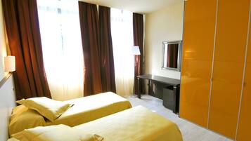 1 slaapkamer, een kluis op de kamer, een bureau