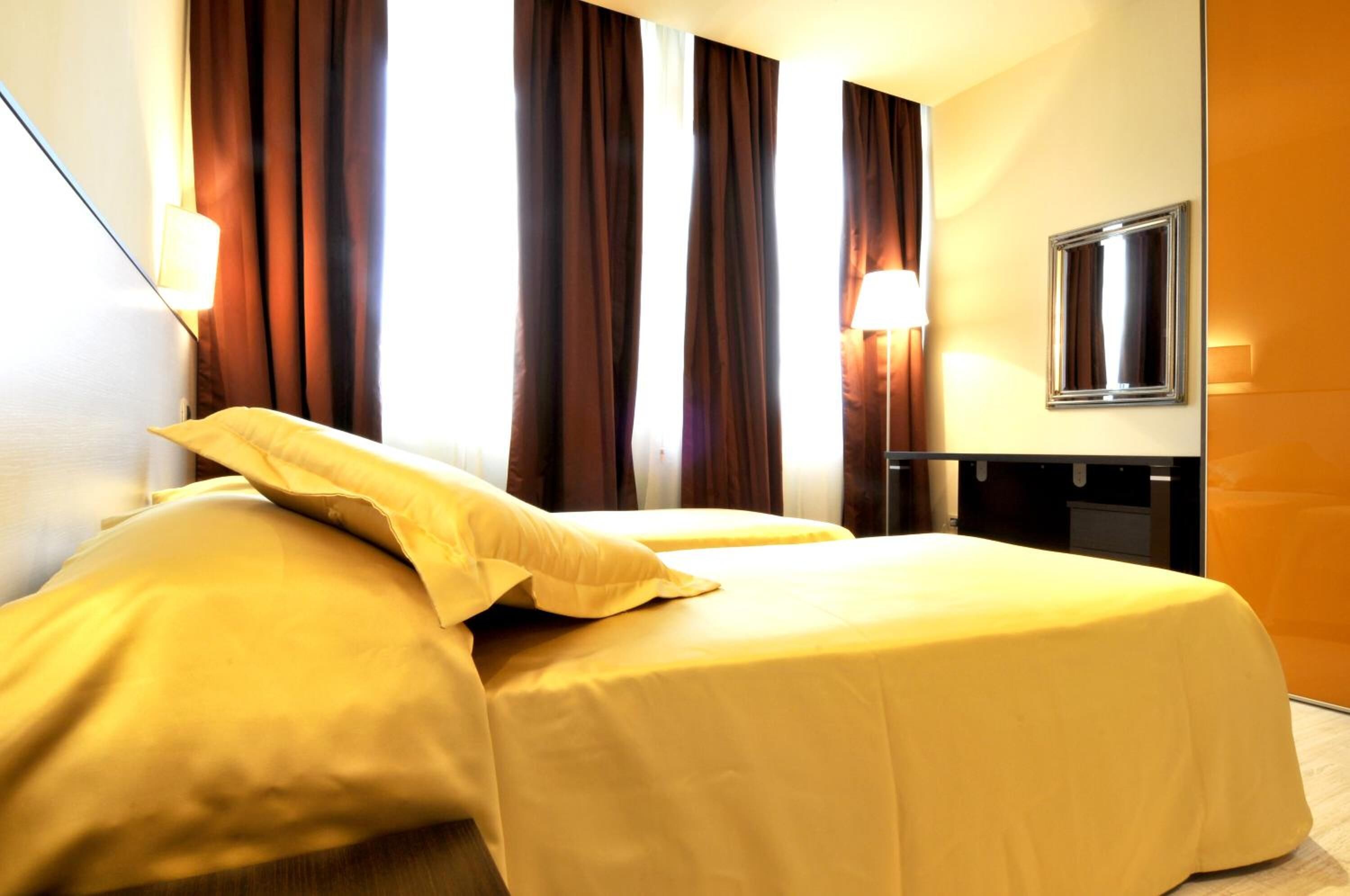 1 camera, una cassaforte in camera, una scrivania, tende oscuranti