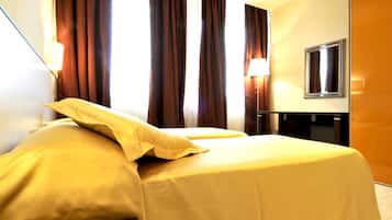 1 camera, una cassaforte in camera, una scrivania, tende oscuranti