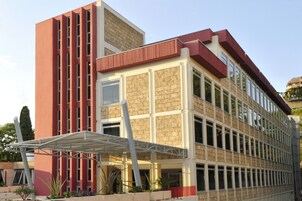 Un edificio moderno con fachada de ladrillo, ventanas amplias y un paseo techado.