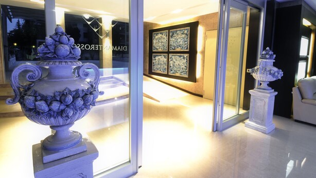 A modern interior with a large decorative urn and a framed artwork on the wall. - Residence Diamanterosso (Terni)