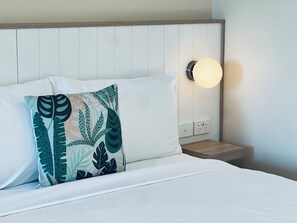 Habitación Deluxe | Ropa de cama de alta calidad y espacio para trabajar con un portátil