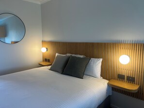 Deluxe Room, 1 King Bed | Bathroom | Shower, hair dryer, towels - South Seas Motel (Merimbula)