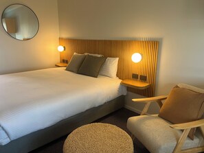 Rom – deluxe, 1 kingsize-seng | Sengetøy av topp kvalitet, skrivebord for bærbar PC og blendingsgardiner
