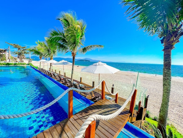 Una piscina al aire libre, tumbonas