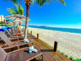 Na praia, toalhas de praia