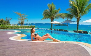 Una piscina al aire libre, tumbonas