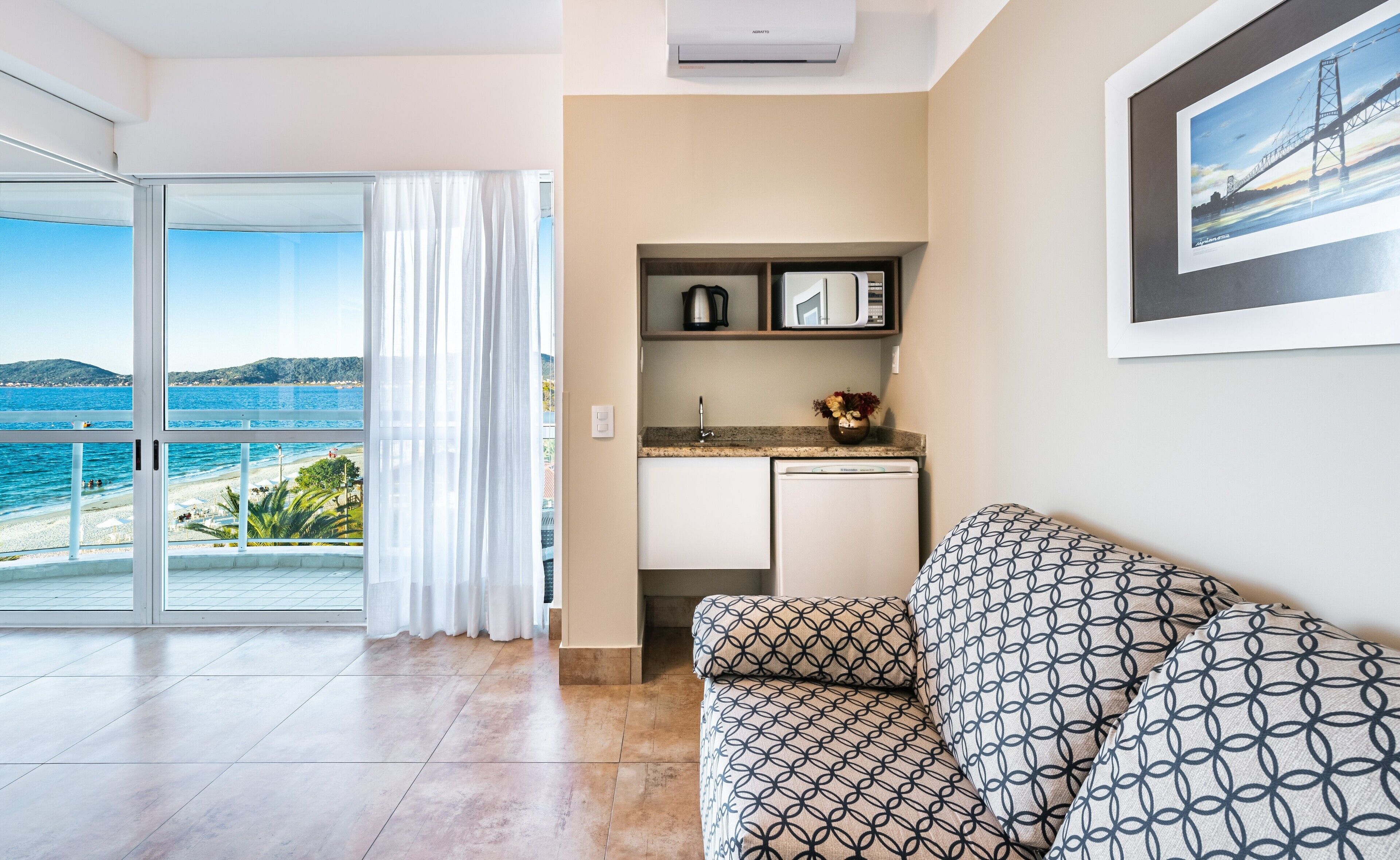 deluxe suite | minibar, in-room safe, desk, blackout curtains