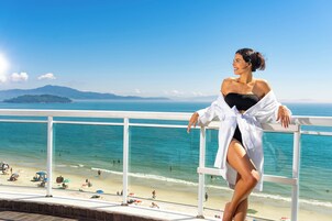 Un balcone con vista sulla spiaggia e sull'oceano.