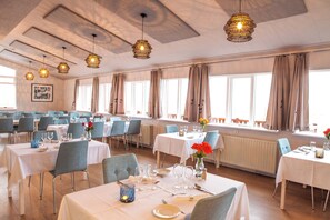 Se sirven desayunos, almuerzos y cenas; cocina local