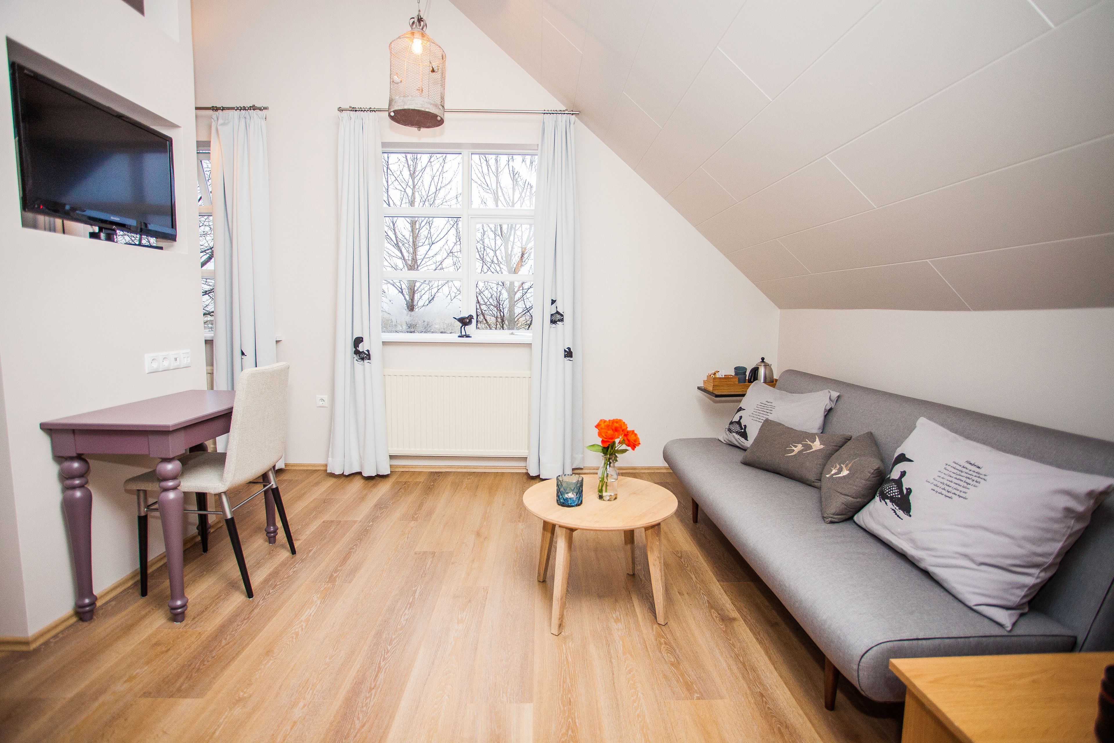 suite | hypo-allergenic bedding, down duvets, in-room safe, desk