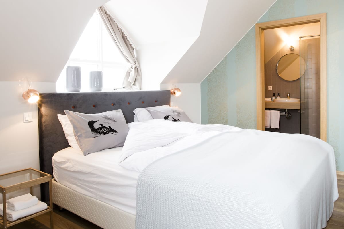 suite | hypo-allergenic bedding, down duvets, in-room safe, desk