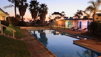 Hồ bơi ngoài trời