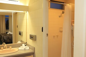 Combined shower/bathtub, rainfall showerhead, free toiletries