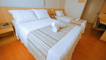 Quarto triplo standard | Frigobar, cofres nos quartos, escrivaninha, cortinas blackout