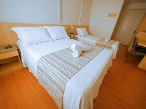 Standard Triple Room | Minibar, in-room safe, desk, blackout curtains - Icaraí Praia Hotel (Niteroi)