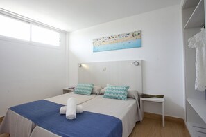A hotel room with a bed, a nightstand, a painting, and a wardrobe. - BJ Apartamentos Club Sa Coma (Sant Llorenc des Cardassar)