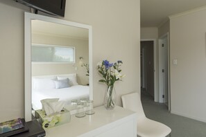 Premium Room, 1 Queen Bed, Ensuite | 1 bedroom, Egyptian cotton sheets, premium bedding