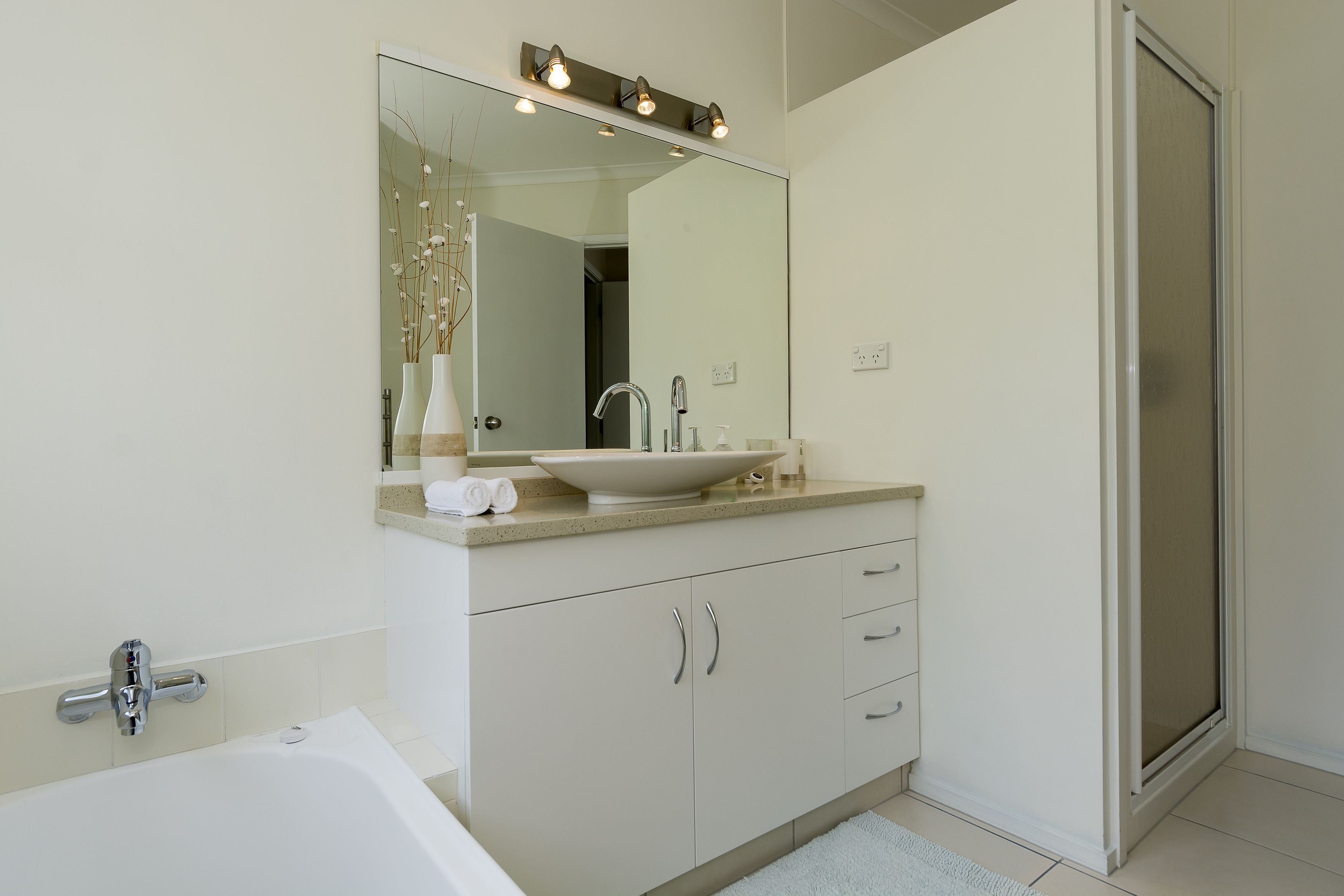 Premium-Zimmer, 1 Queen-Bett, mit Bad | Badezimmer | Kostenlose Toilettenartikel, Haartrockner, Bademäntel, Handtücher