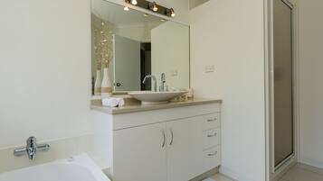 Premium-Zimmer, 1 Queen-Bett, mit Bad | Badezimmer | Kostenlose Toilettenartikel, Haartrockner, Bademäntel, Handtücher