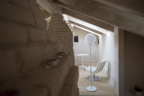 Deluxe suite, 1 tweepersoonsbed | Woonruimte | Een 27-inch televisie met satellietzenders