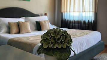 Roupas de cama premium, frigobar, cofres nos quartos, escrivaninha