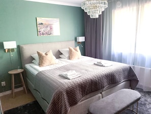 Quarto casal conforto, em edifício anexo | Cortinas blackout, Wi-Fi de cortesia, roupa de cama