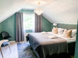 Quarto casal conforto, em edifício anexo | Cortinas blackout, Wi-Fi de cortesia, roupa de cama