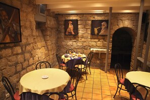 Cooked-to-order breakfast for a fee on weekdays - La Ferme Des Barmonts (Villejuif)
