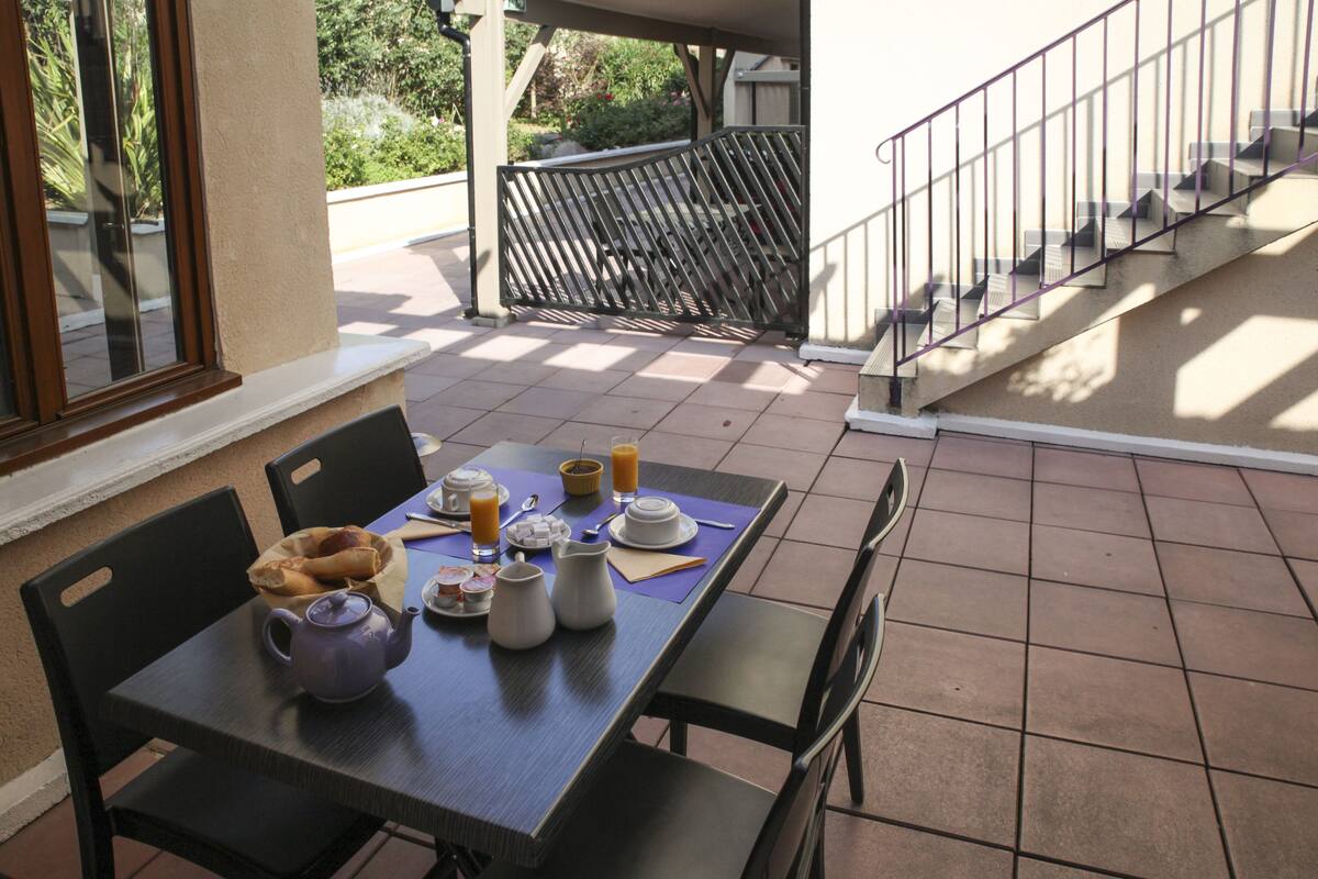 Studio, 1 dobbeltseng eller 2 enkeltsenger, terrasse (2 persons) | Safe på rommet, lydisolert, strykejern/-brett og wi-fi (inkludert)
