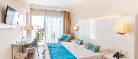 Escritorio, espacio para trabajar con un portátil, cortinas opacas