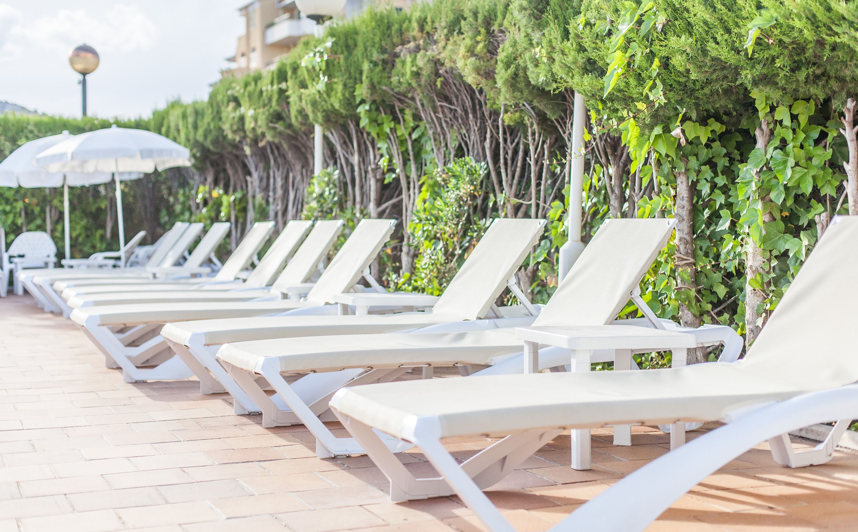 Utomhuspool, parasoller och solstolar